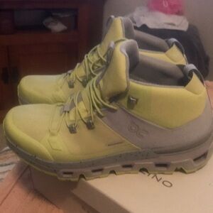 CLOUDTRAX WATER REPELLENT HIKING SHOE HIGH TOPS.